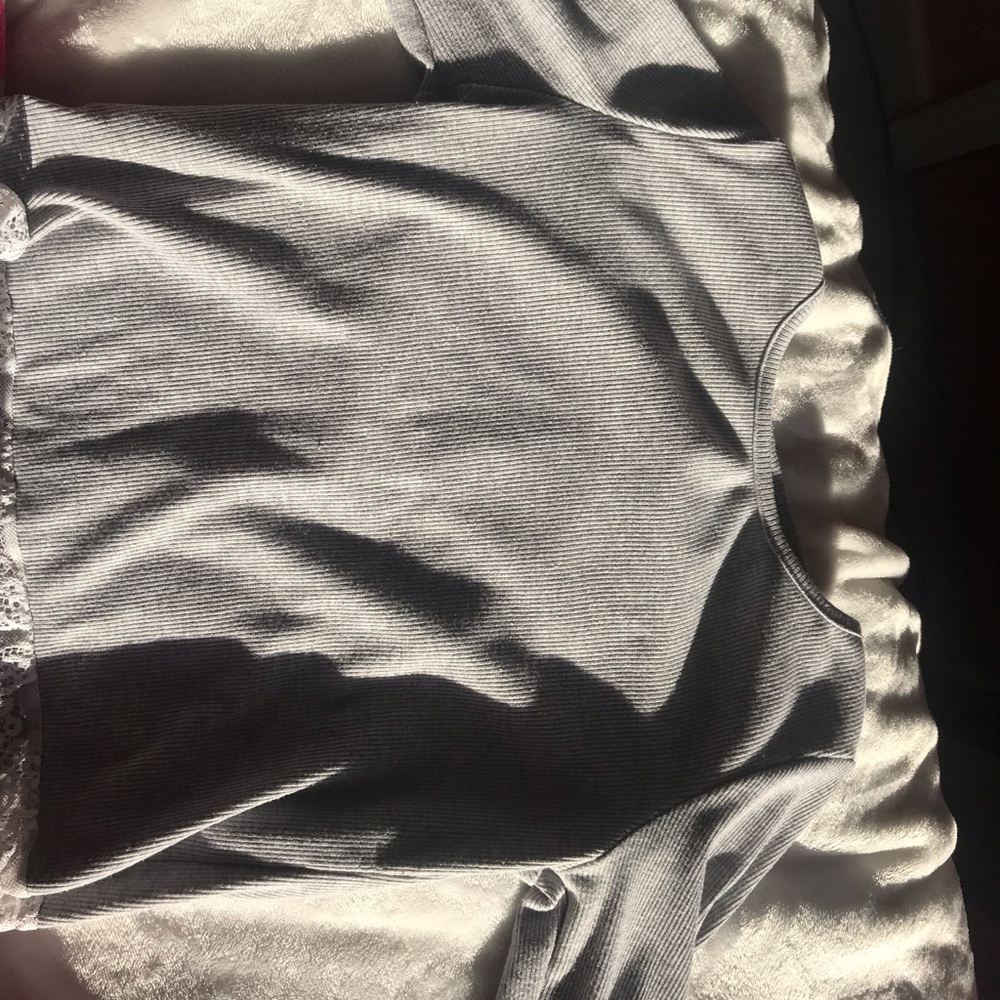 a nice fit grey sweatshirt